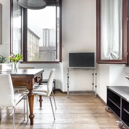 Joivy Classic Flat With Balcony Милан